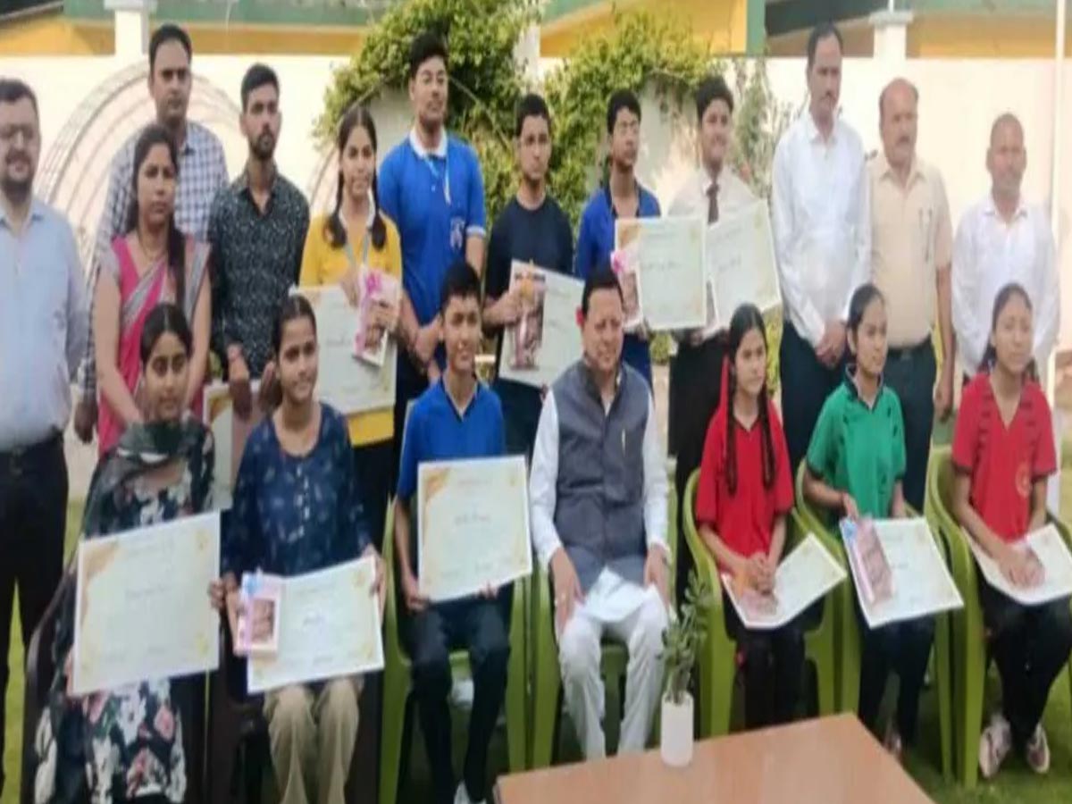 सीएम ने मेधावी विद्यार्थियों को किया सम्मानित