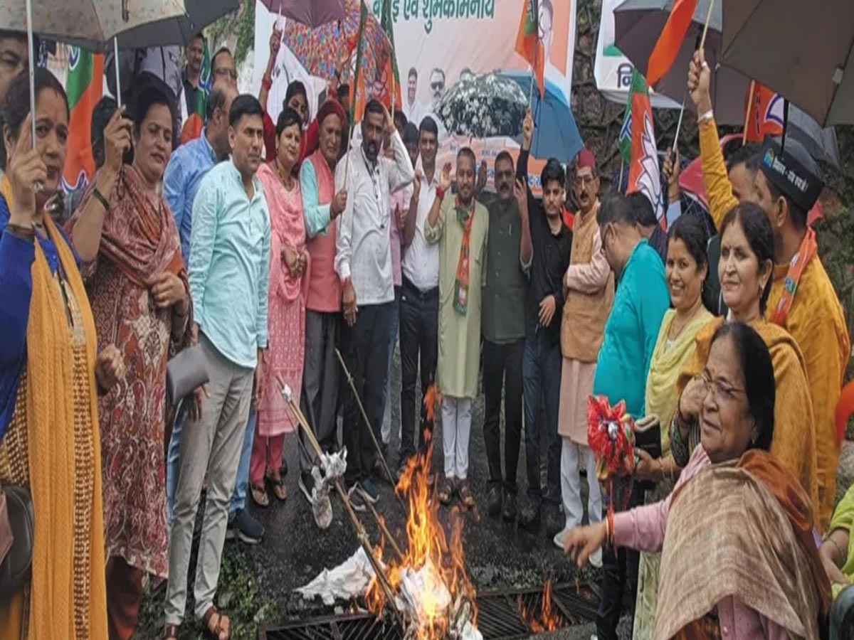 भाजपा ने किया कांग्रेस का पुतला दहन