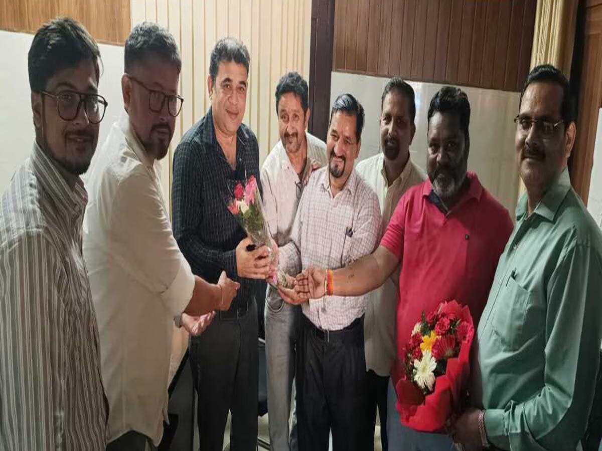 कुंभ मेला स्वास्थ्य अधिकारी डॉ. मनोज वर्मा का स्वागत, कर्मचारियों ने दी बधाई