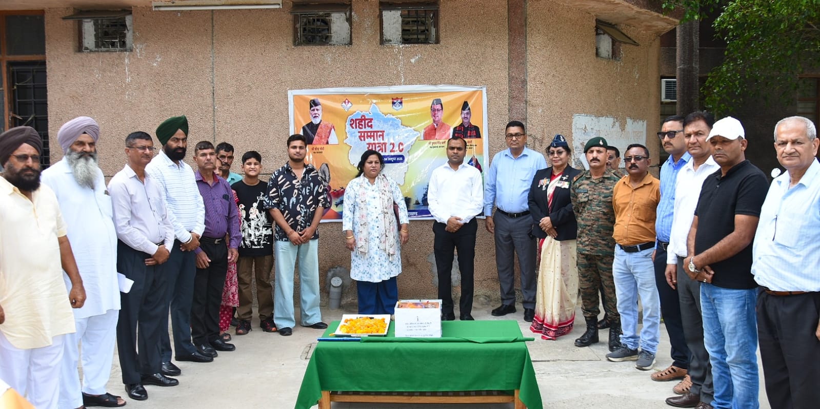 शहीद सम्मान यात्रा 2.0' का डीएम दीक्षित ने फ्लैग ऑफ कर किया शुभारम्भ