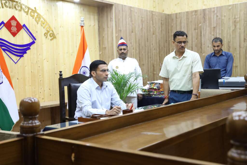ब्रेकिंग: देहरादून में तैश में लहराई रिवॉल्वर, डीएम सविन बंसल ने की सख्त कार्रवाई — शस्त्र जब्त, लाइसेंस हुआ निलंबित!