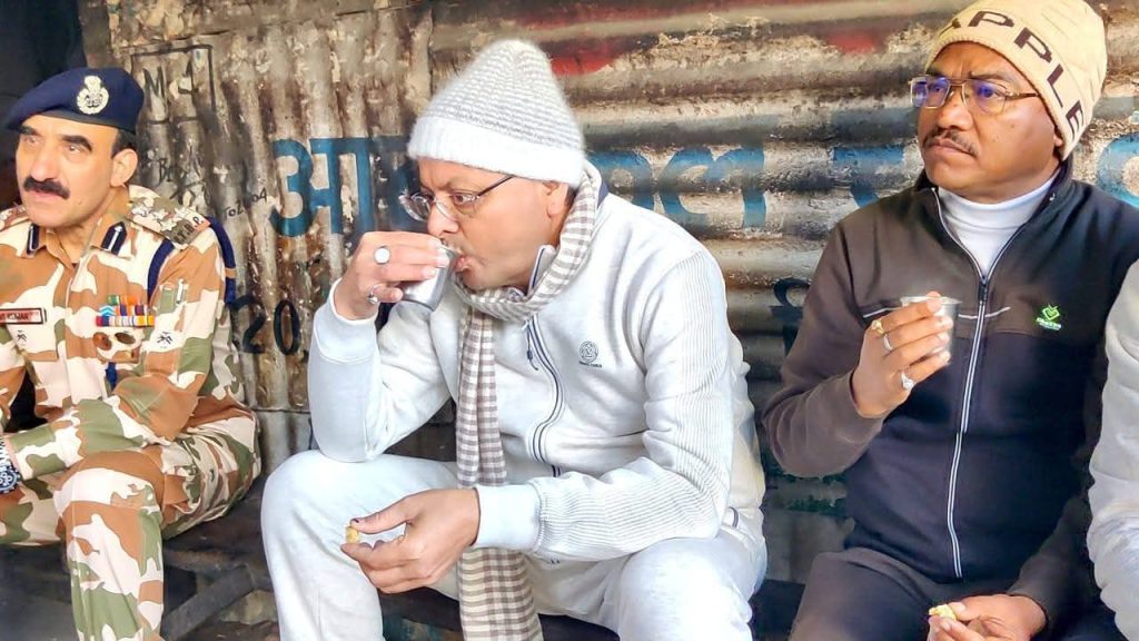 ब्रेकिंग न्यूज: मुनस्यारी में सीएम धामी ने लोगों के बीच बैठकर पी चाय, बढ़ाया जनता से संवाद